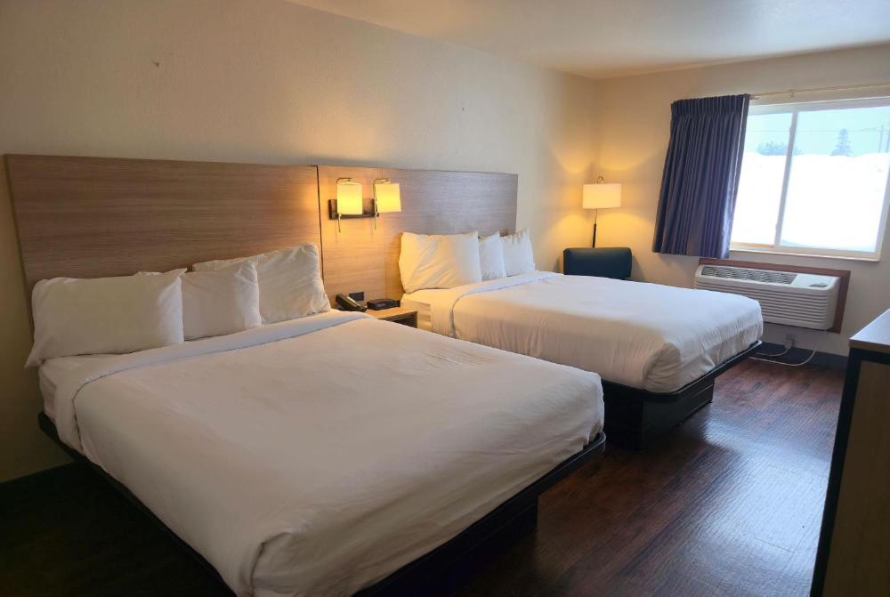 Queen Room with Two Queen Beds - Non-Smoking interior