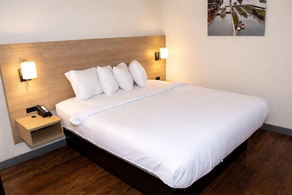 King Room - Non-Smoking interior